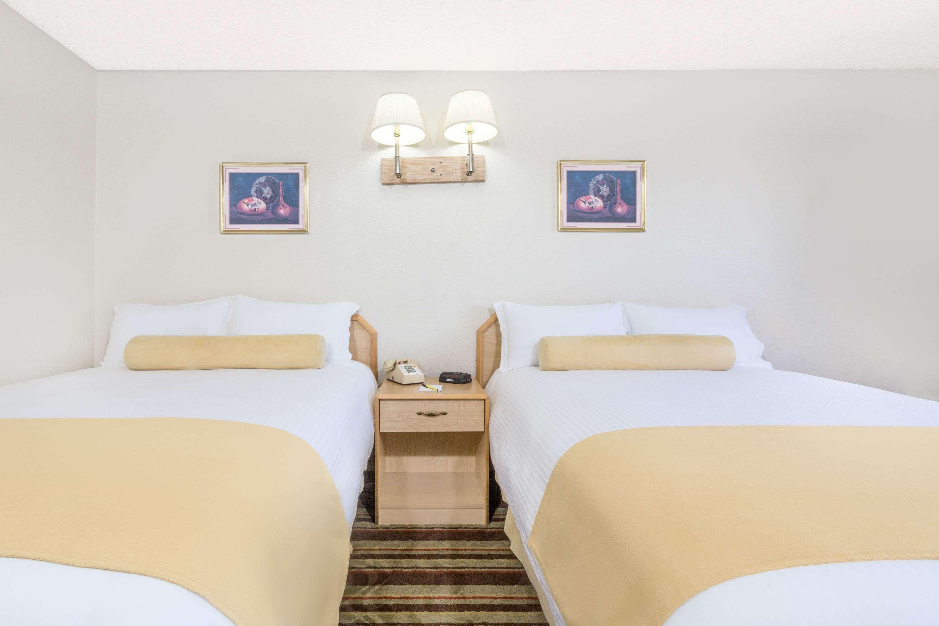 Super 8 By Wyndham Lake Havasu City Bagian luar foto