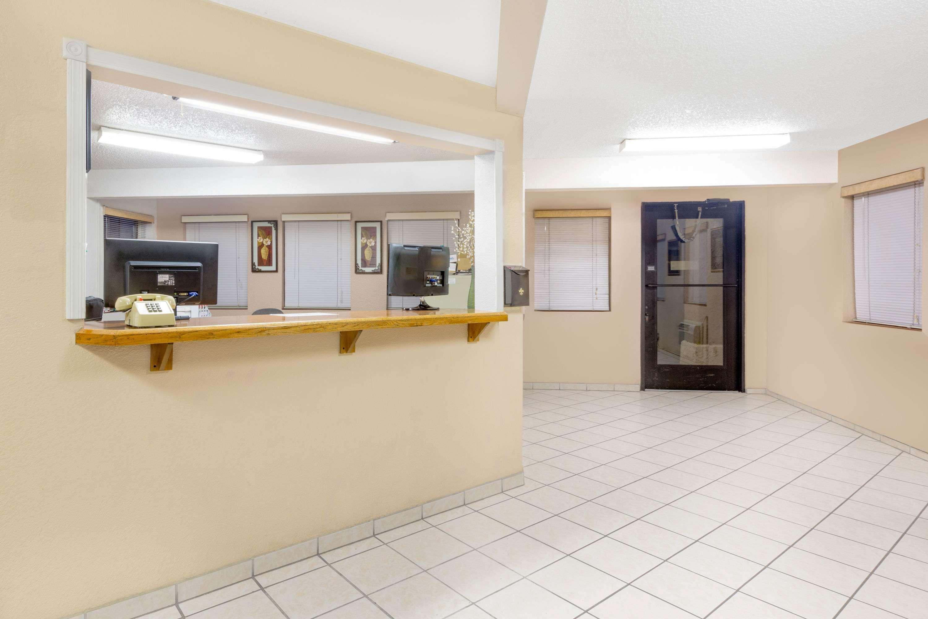 Super 8 By Wyndham Lake Havasu City Bagian luar foto