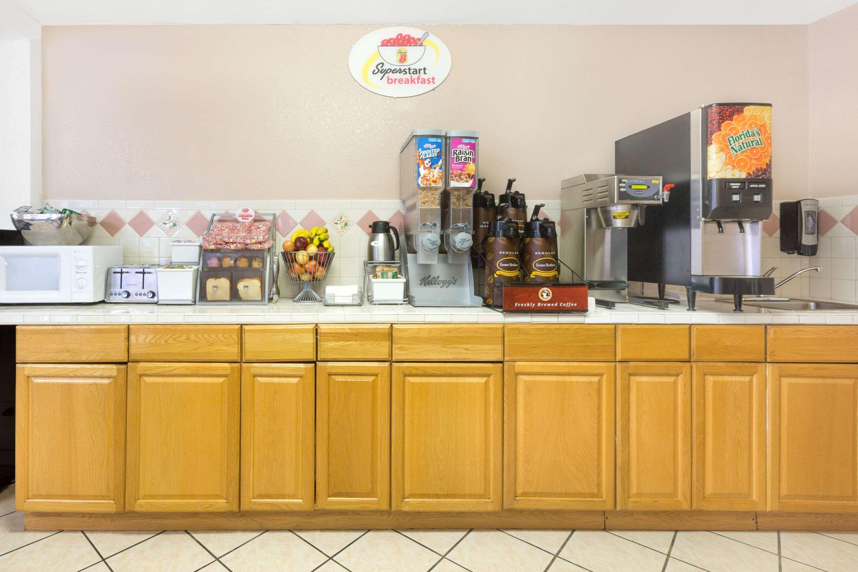 Super 8 By Wyndham Lake Havasu City Bagian luar foto