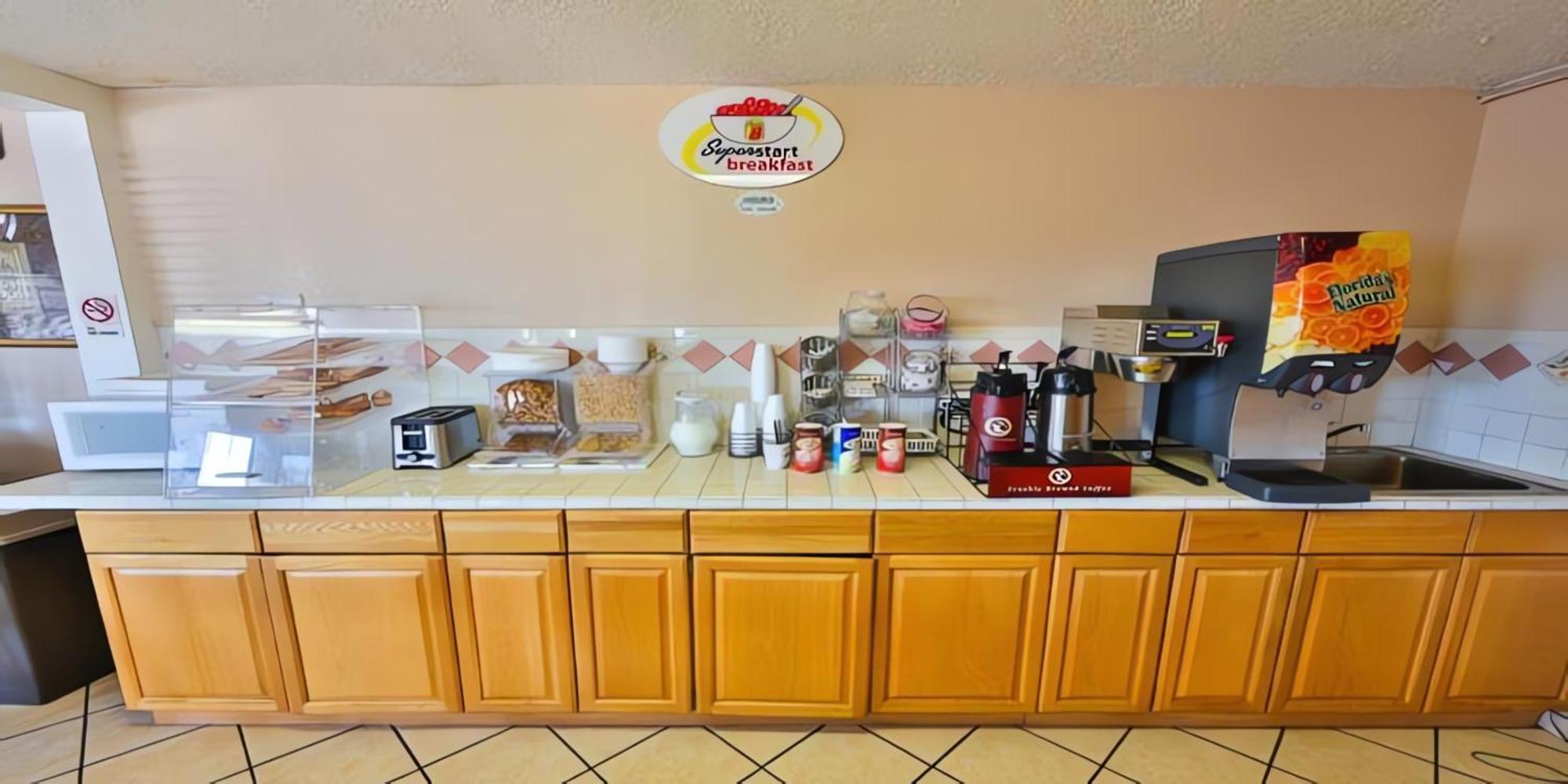 Super 8 By Wyndham Lake Havasu City Bagian luar foto