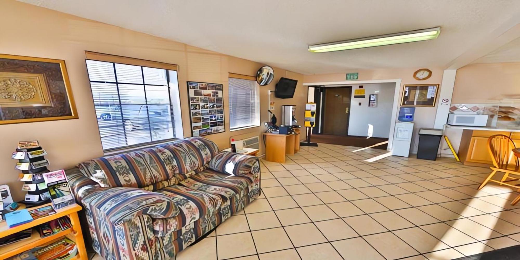 Super 8 By Wyndham Lake Havasu City Bagian luar foto